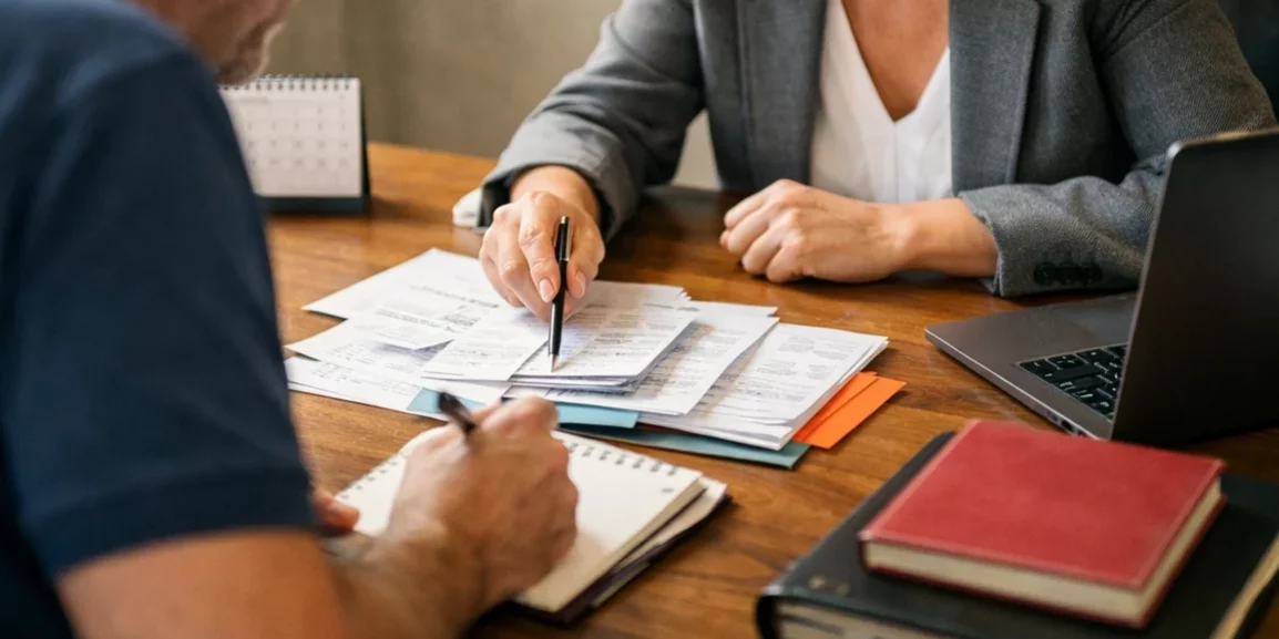 Abogado y empresario revisan papeles en oficina local, asesoria juridica en tabernes blanques