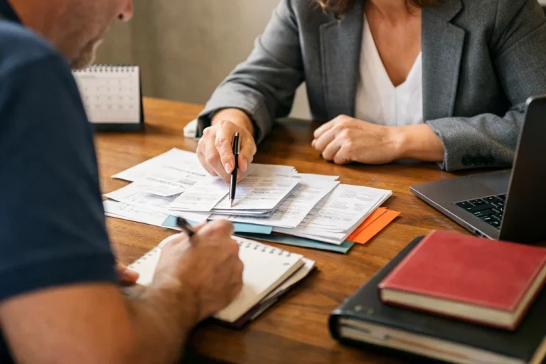 Abogado y empresario revisan papeles en oficina local, asesoria juridica en tabernes blanques