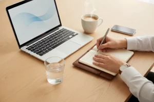 Asesor empresarial atendiendo reunión con cliente en despacho de asesoría para sociedades en Tabernes Blanques online