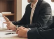 Asesor empresarial atendiendo reunión con cliente en despacho de asesoría para sociedades en Tabernes Blanques con tablet.